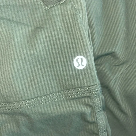 Lululemon Dance Studio Mid-Rise Pant
Regular Green Athletic Sz 4 GUC - Picture 10 of 10